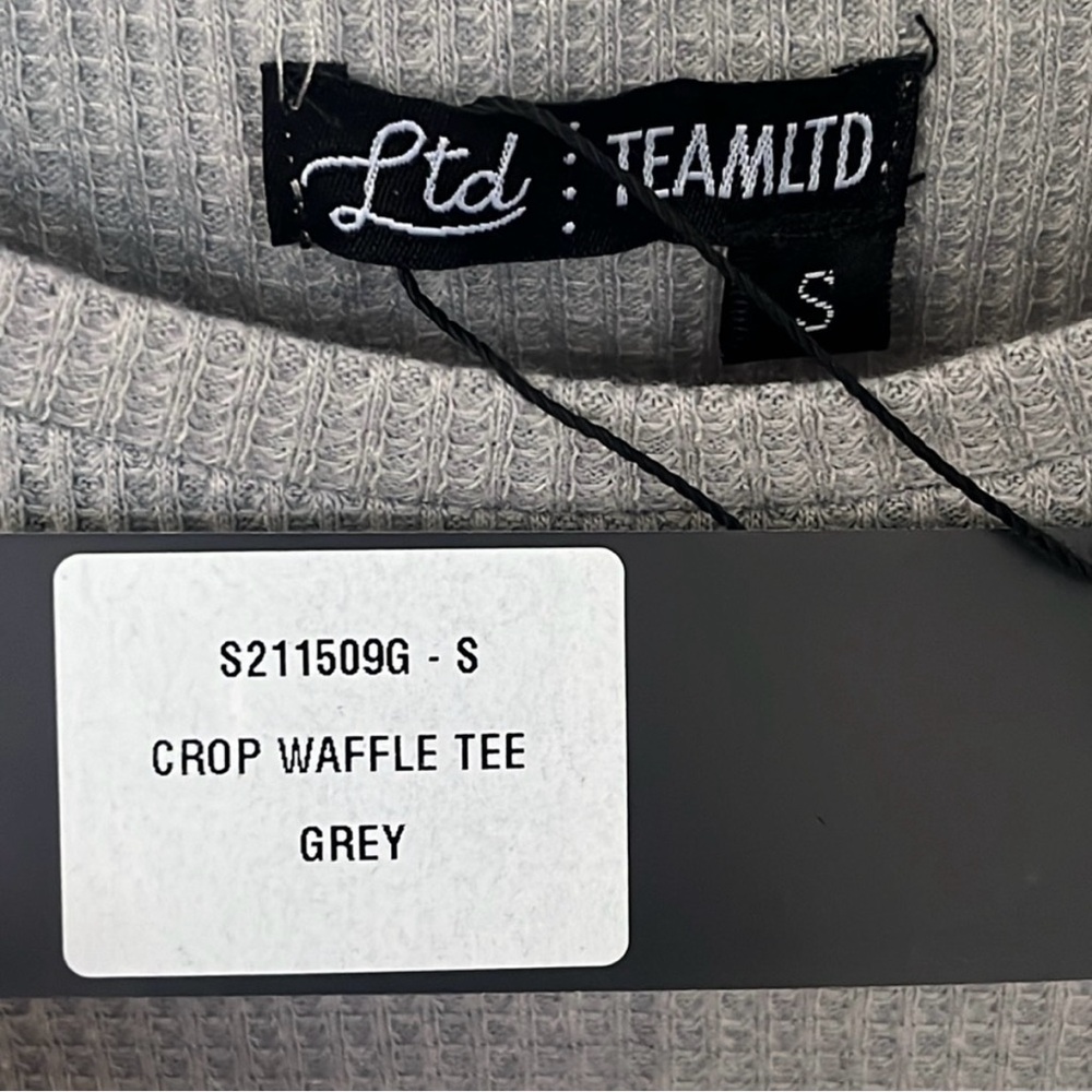 TeamLTD. Women's Grey Crop Waffle Top - Picture 4 of 6